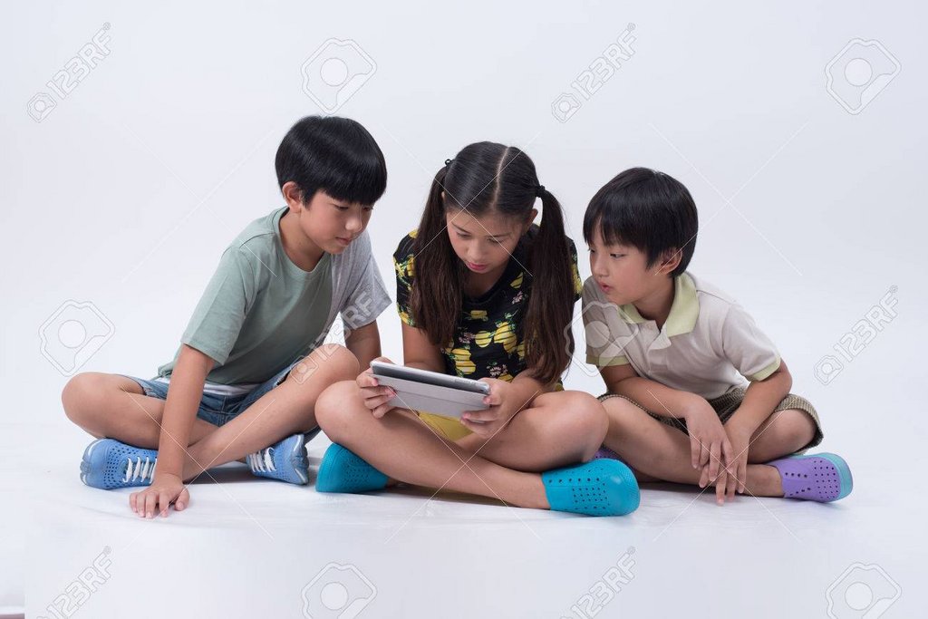 62737815-asian-kids-playing-tabl