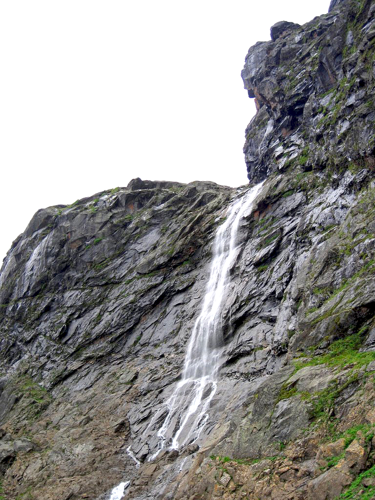 водопад на восточной стене пика