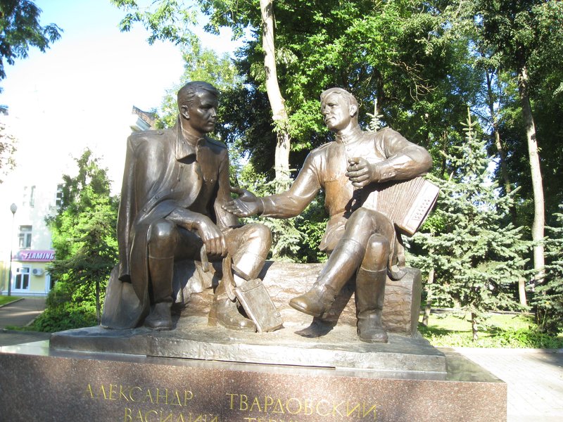 Памятник Твардовскому и Василию