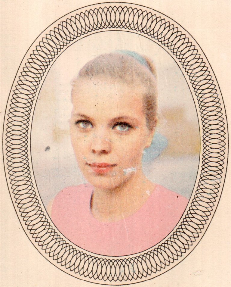 Наклейка из ГДР девушка 1970