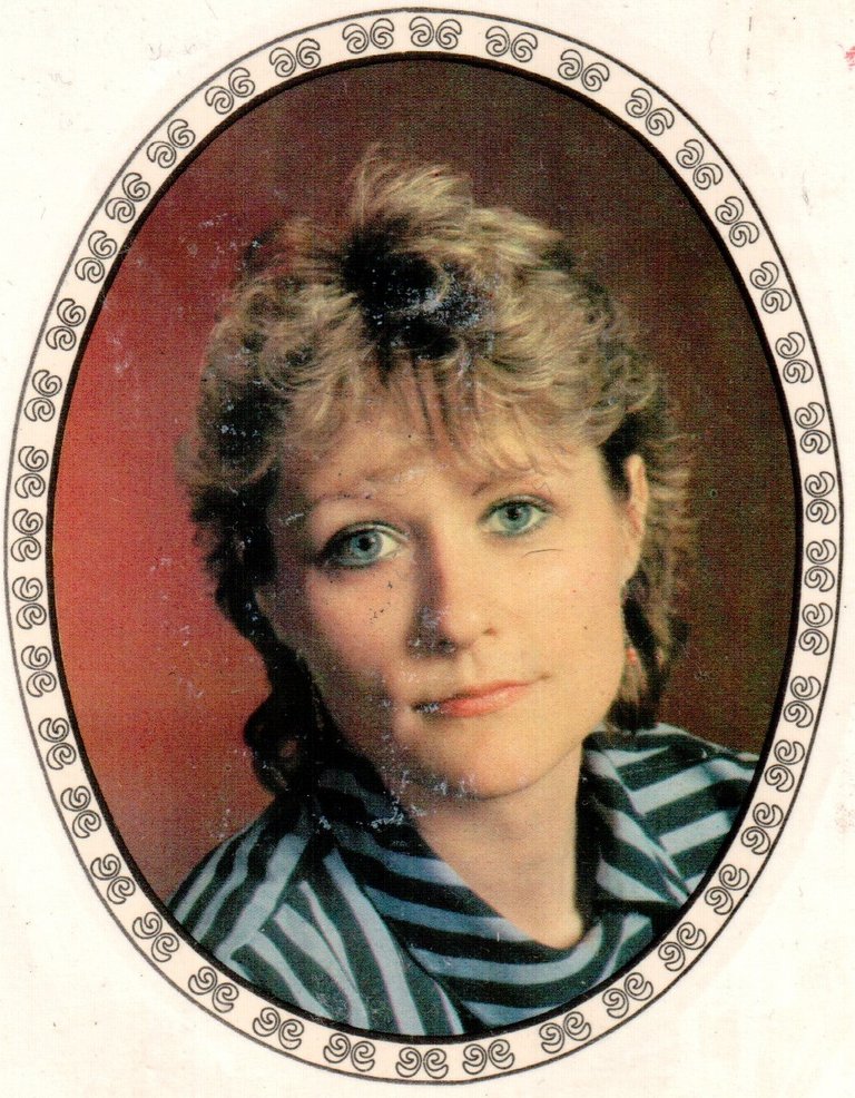 Наклейка из ГДР девушка 1986