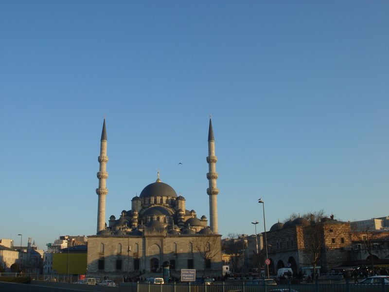 Новая мечеть, справа - Мысыр чар