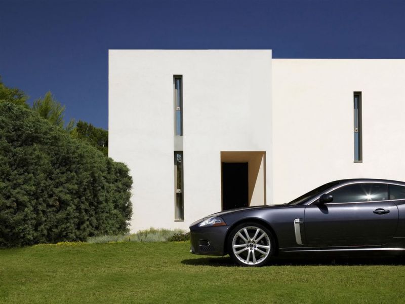 2007-Jaguar-XKR-Left.jpg