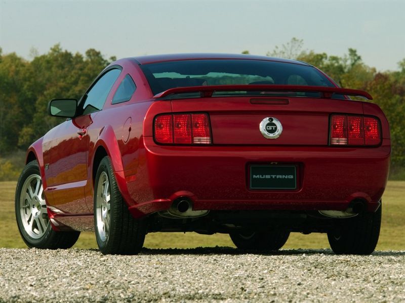 2005 Ford Mustang GT ra.jpg