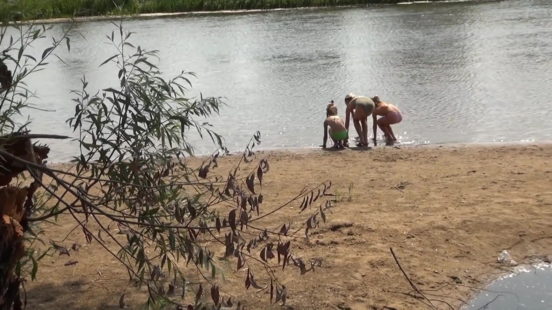 Children and the river_1080p.mp4