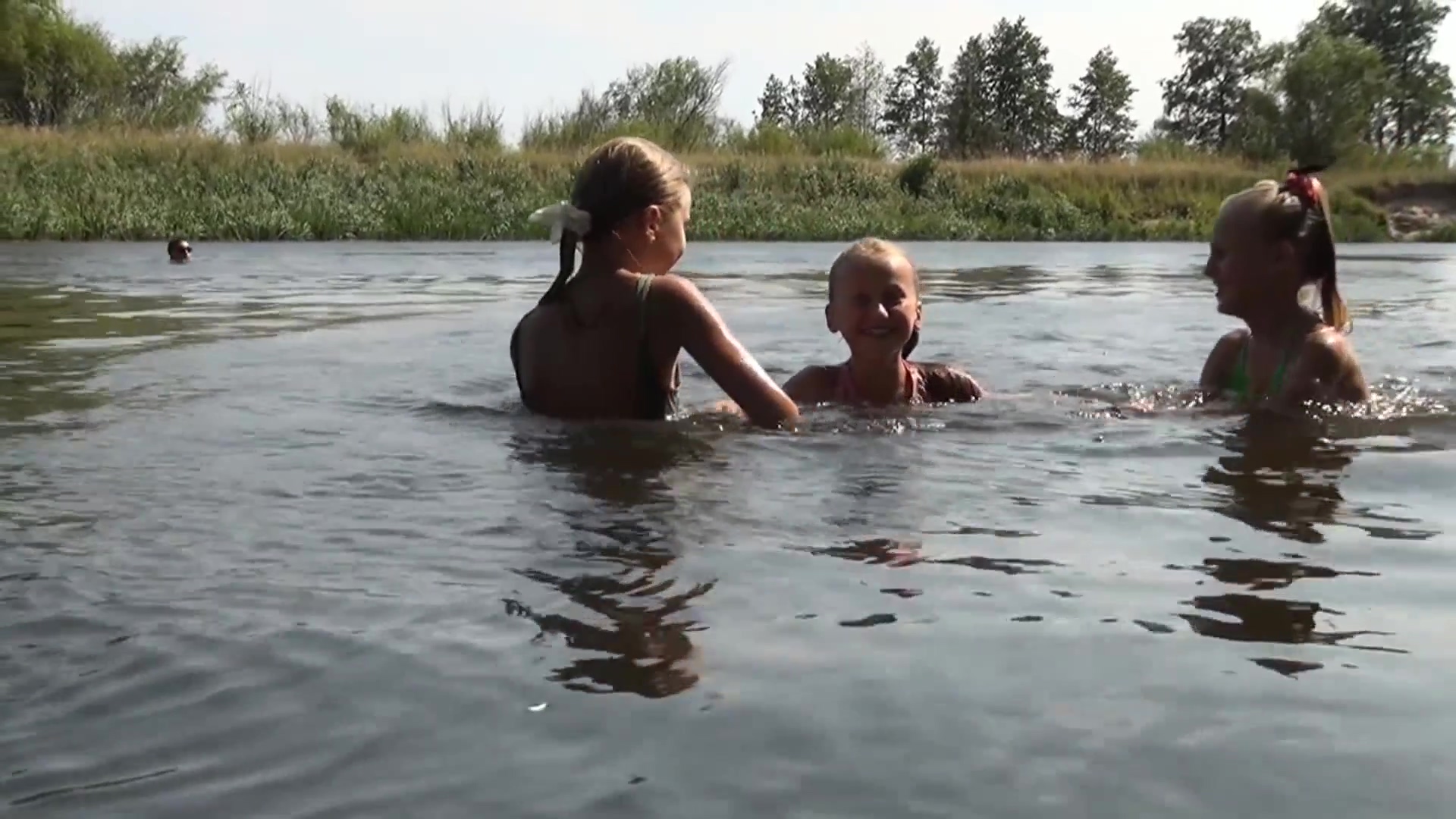 Children and the river_1080p.mp4