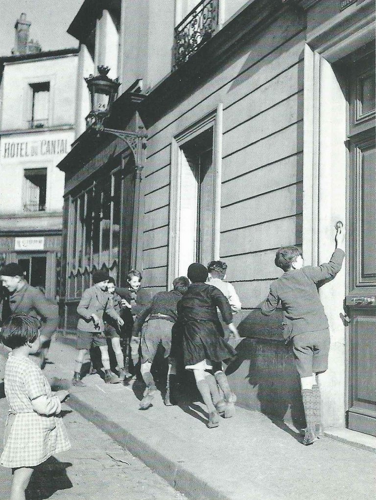 1934   Paris   Robert Doisneau