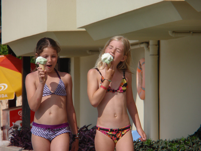 2 10yo girls bikini icecream.jpe