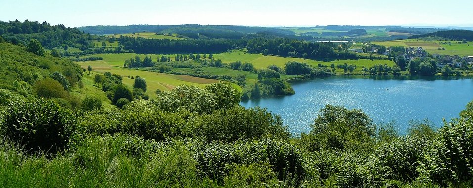 Eifel-Landschaft-mit-See.png
