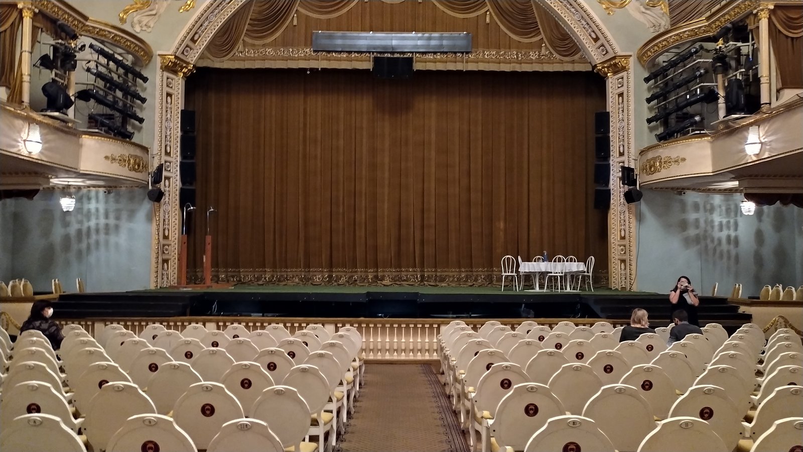 Театр акимова фото зала с местами