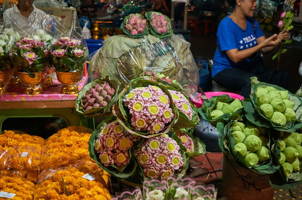 Рижский рынок. Цветочный рынок Бангкок. Рижский рынок сухоцветы. Рижский рынок фрукты. Рижский рынок корзины.
