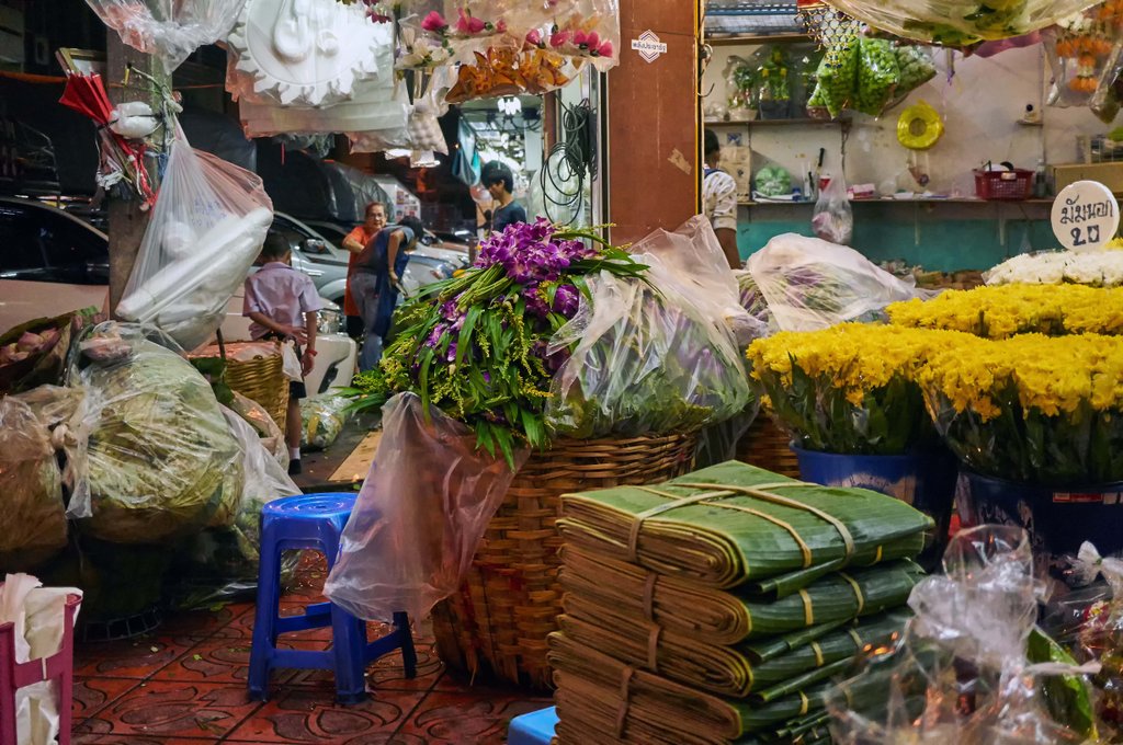 Новый цветочный рынок. Цветочный базар в Бангкоке. Рынок цветов в Бангкоке. Цветочный рынок пак Клонг Талат. Цветы на рынке.