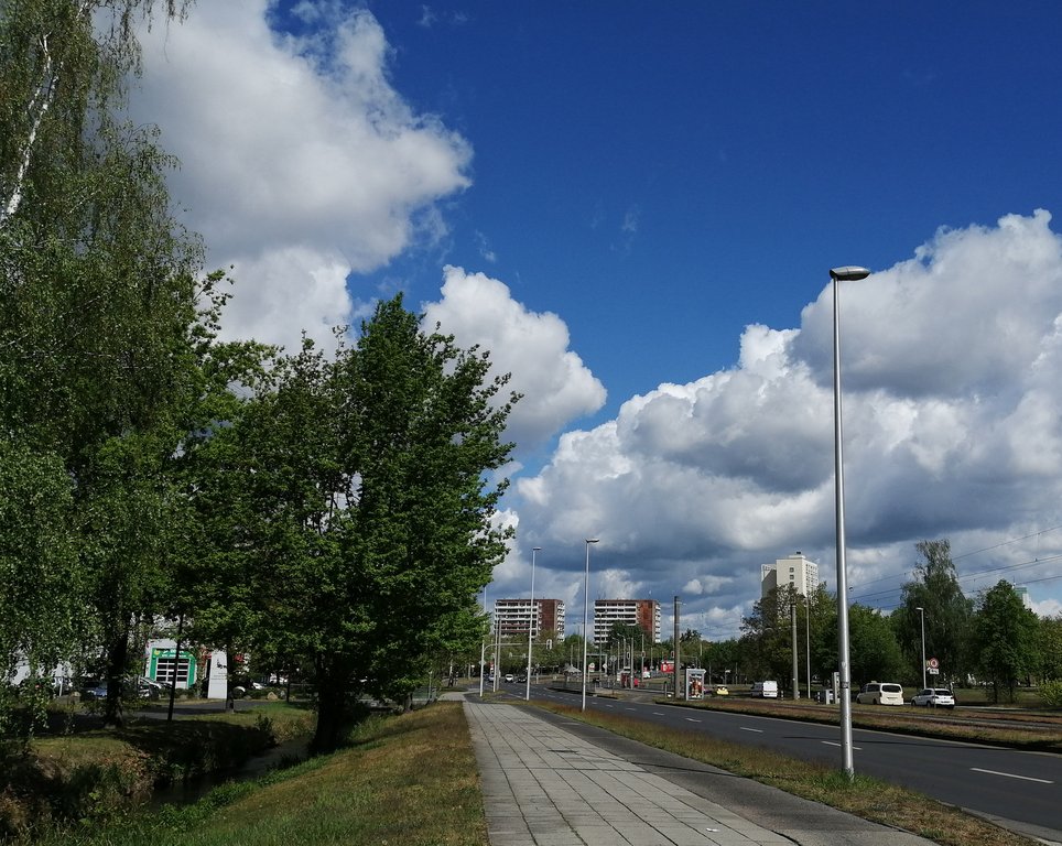 Облака над улицей.jpg