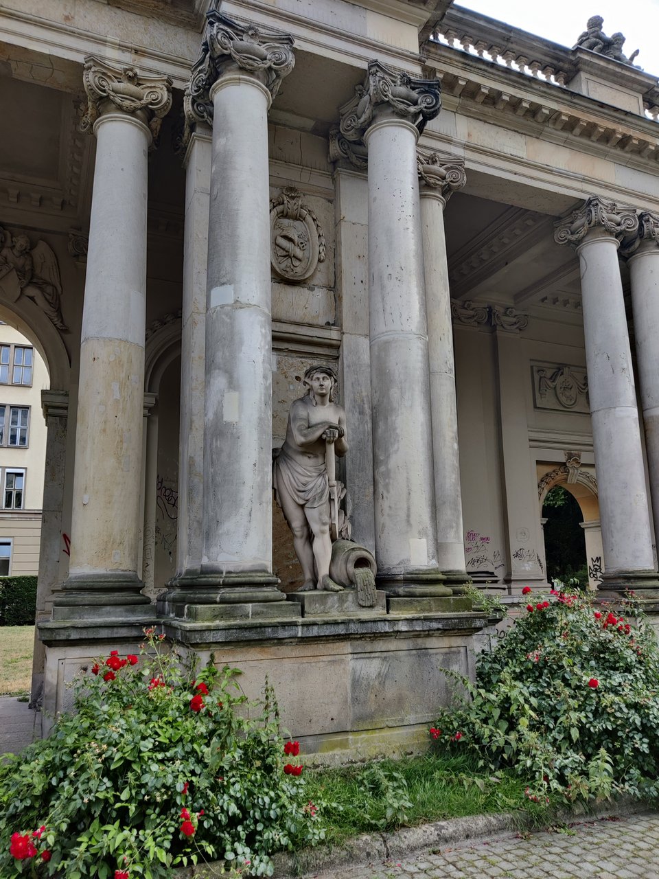 Статуя и колоннада.jpg