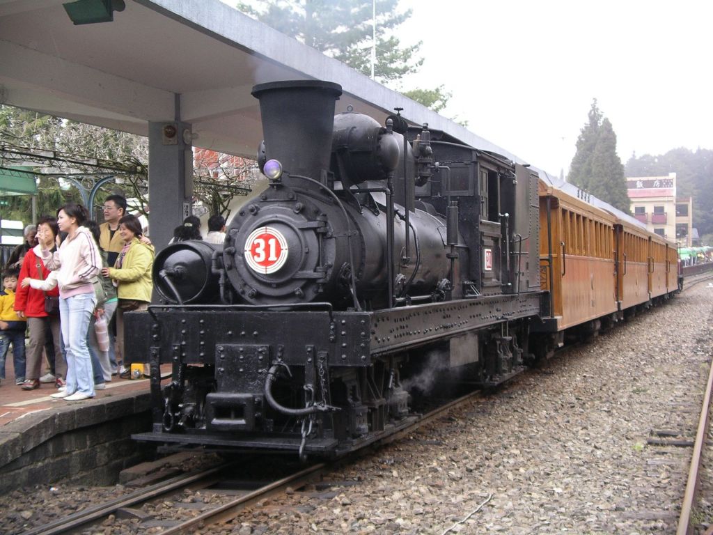 Alishan_station_with_Steam_train
