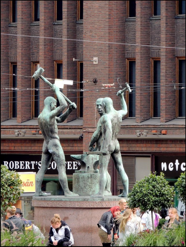 Helsinki 9882 Kolmen sepän patsa