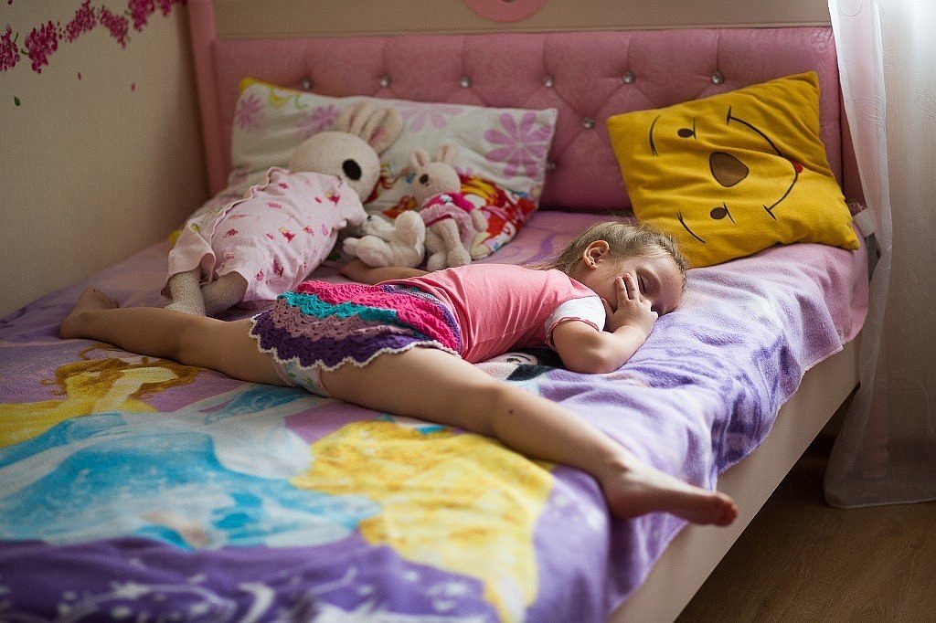 Спящую дочь на кровати