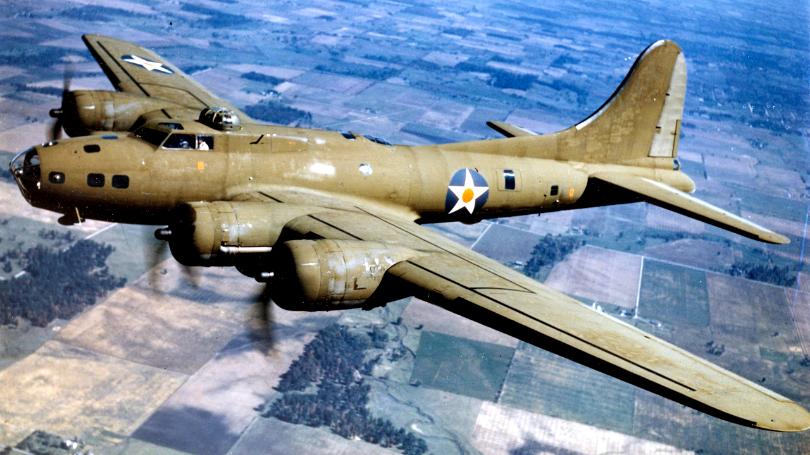 B-17_in_flight_Vintage_US_Govt_p