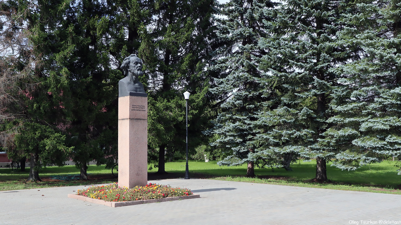 Памятник К.Э.Циолковскому в селе Ижевское