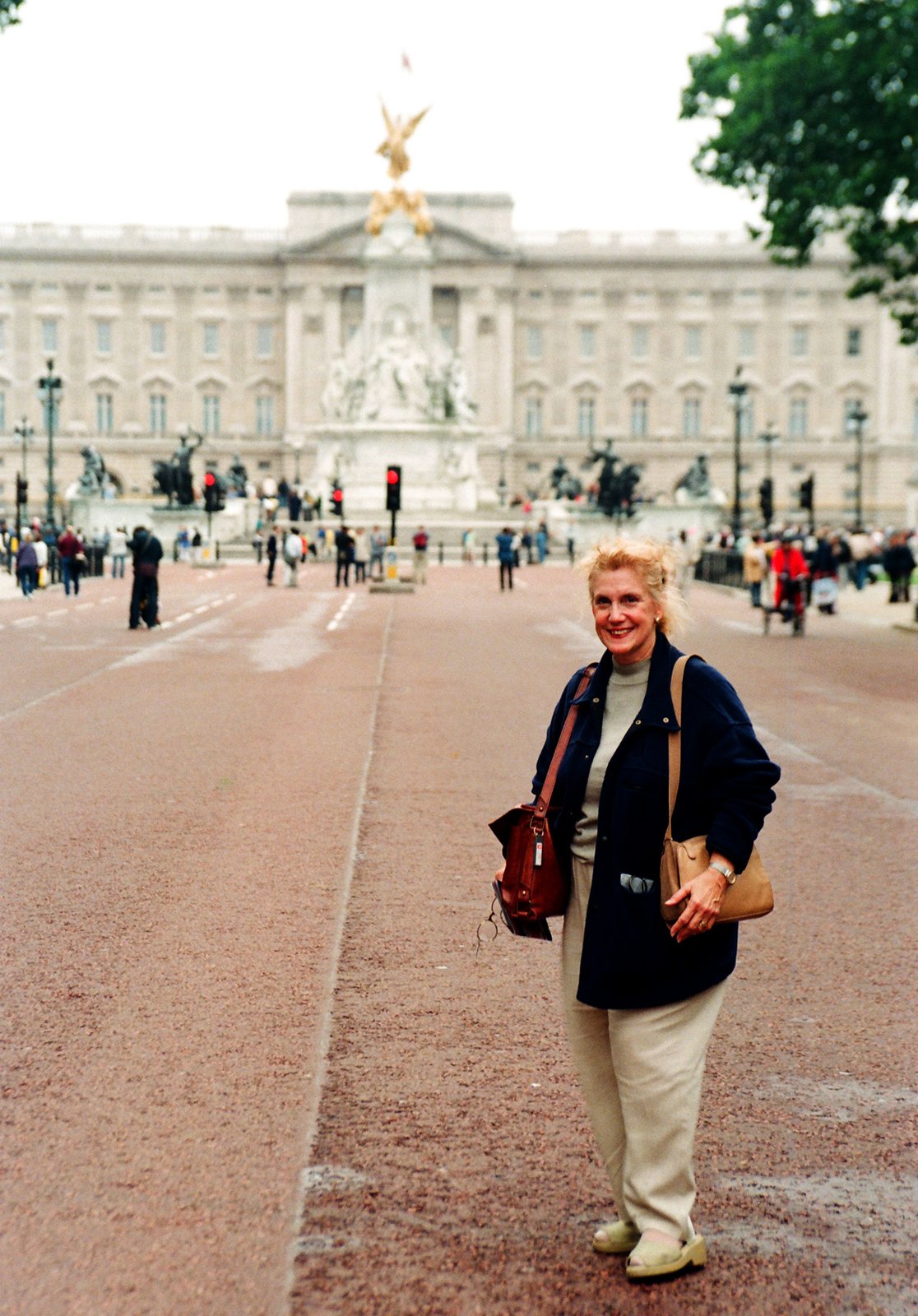 Tina @Buckingham Palace 2001