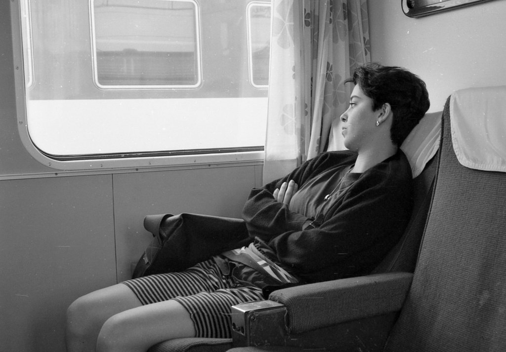 Jeune Femme sur Train 92-03