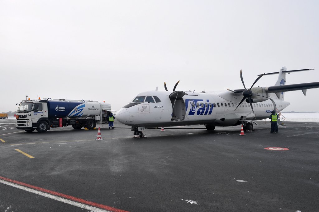 Авиарейсы нижневартовск уфа. ATR 72 пассажирские самолёты. ATR 72 Франко итальянский места. Нижневартовск Омск самолет. ATR 72 пассажирские самолёты фото.