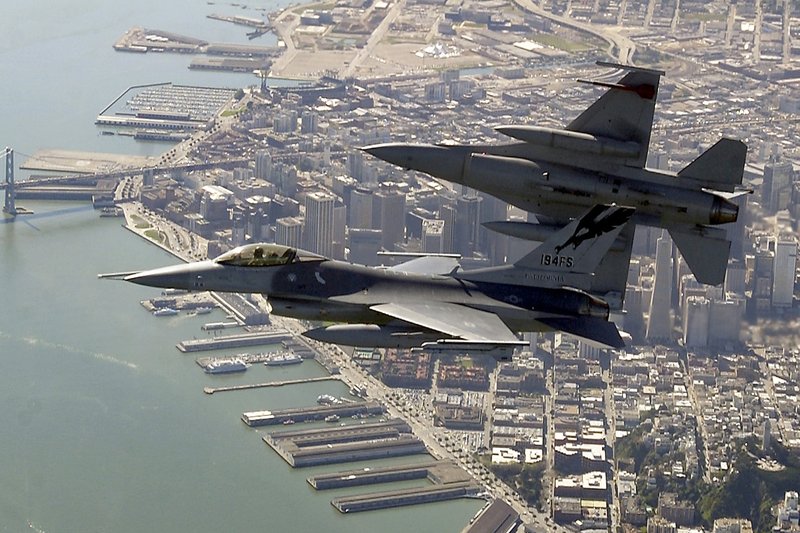 F-16Cs_California_ANG_over_SanFr