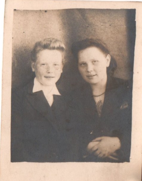 с сестрой Ларисой 1946 г.jpg