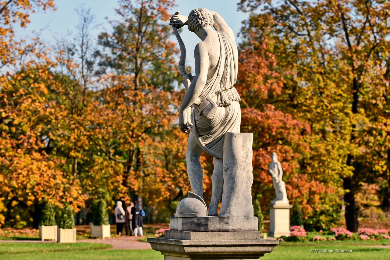 Гатчинский парк скульптура с осенними листьями