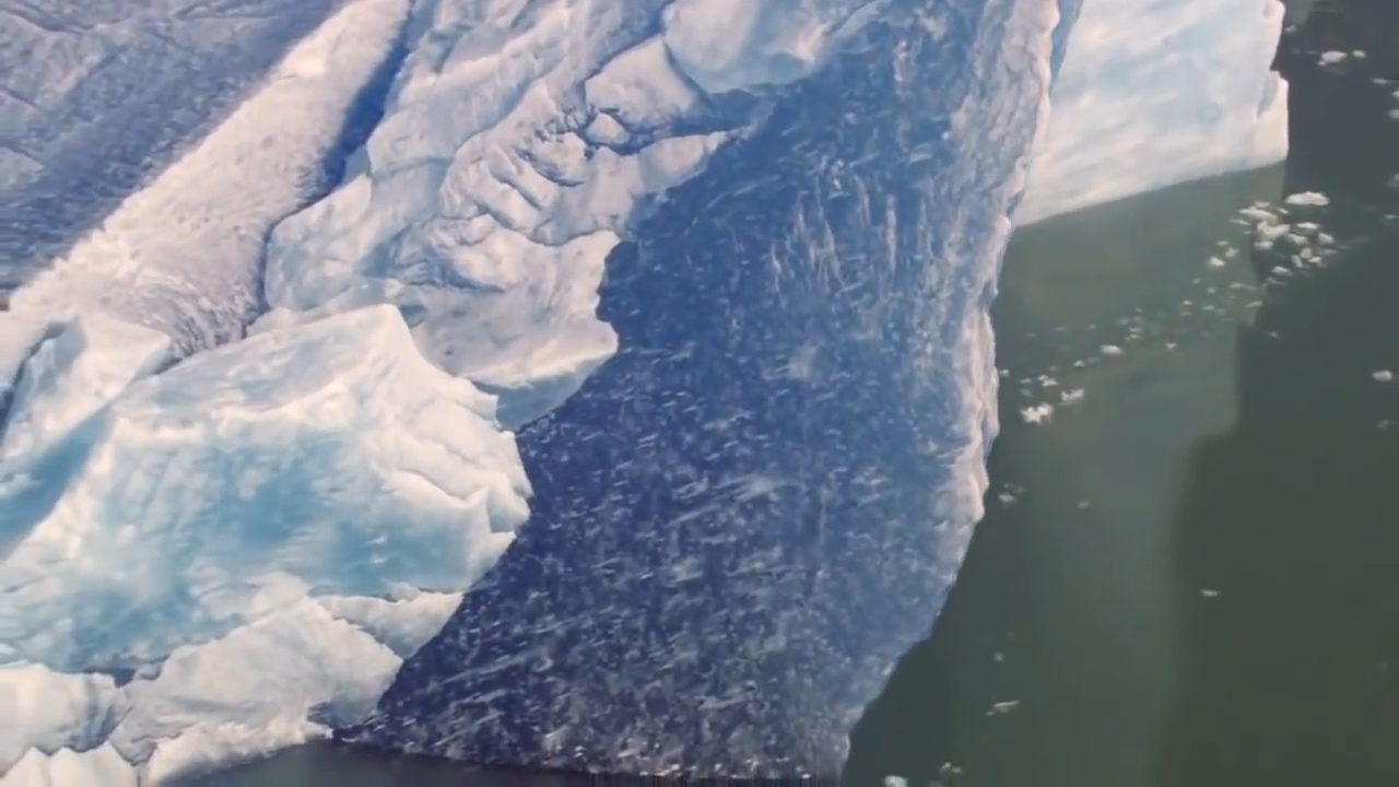 Глыба льда поражающая размерами.
